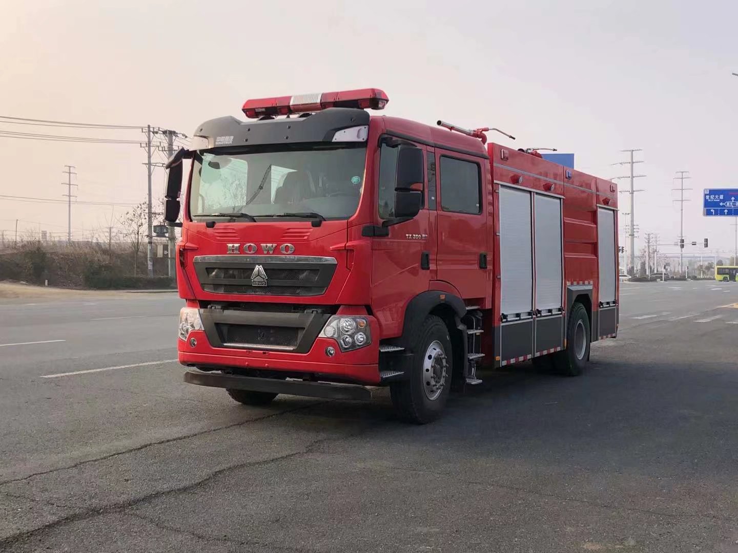 國(guó)六豪沃7噸干粉水聯(lián)用消防車(chē)已交付
