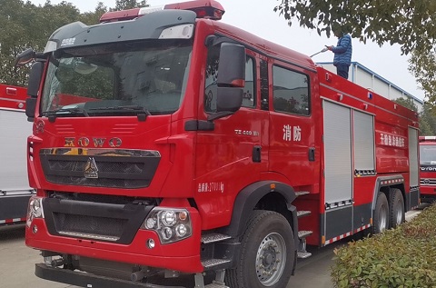 20噸干粉泡沫聯(lián)用消防車(chē)、19噸水罐消防車(chē)交付客戶
